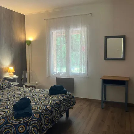 With Swimming Pool, Pool House And View ! Devillac